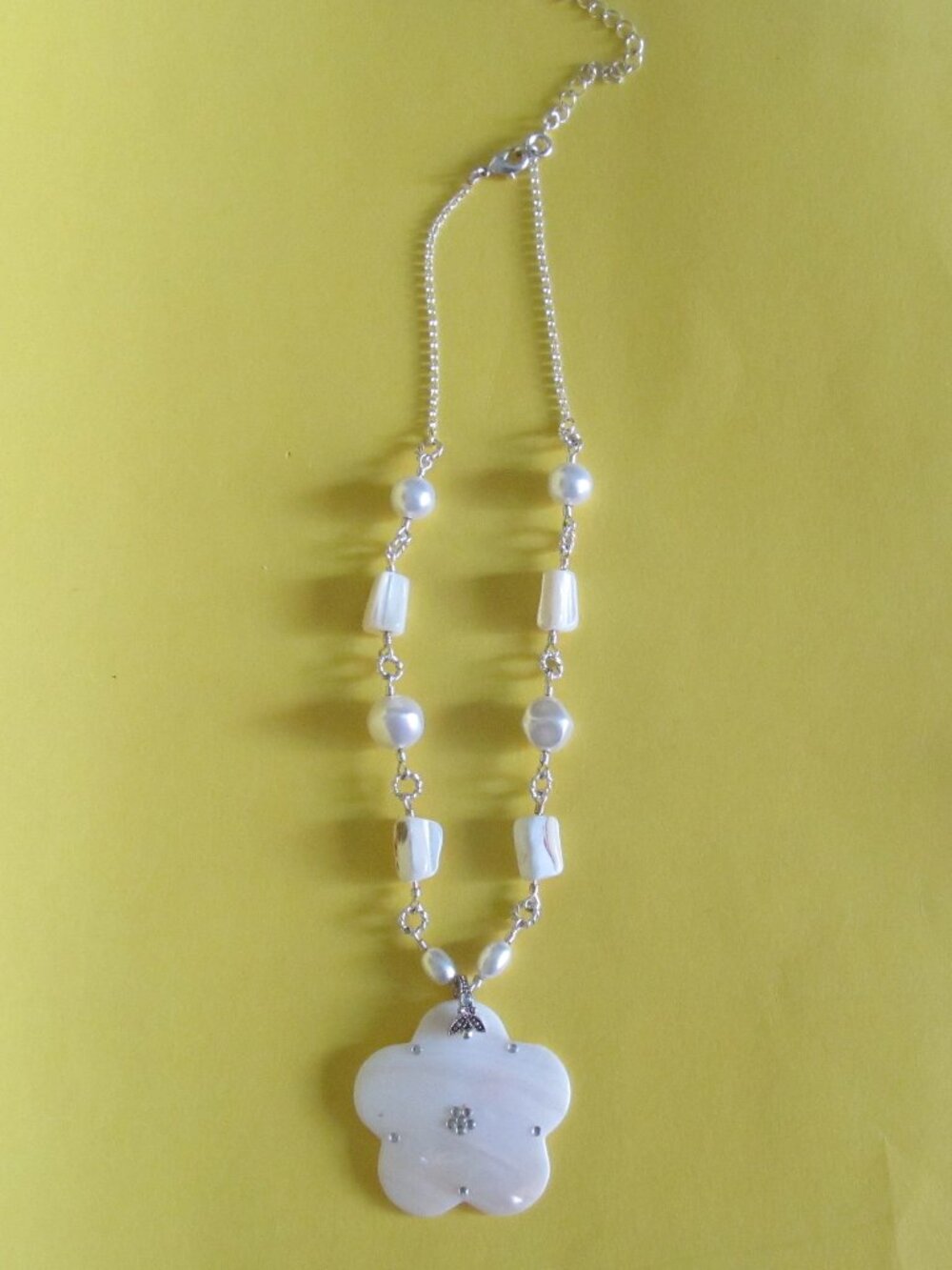Vintage AVON flower necklace